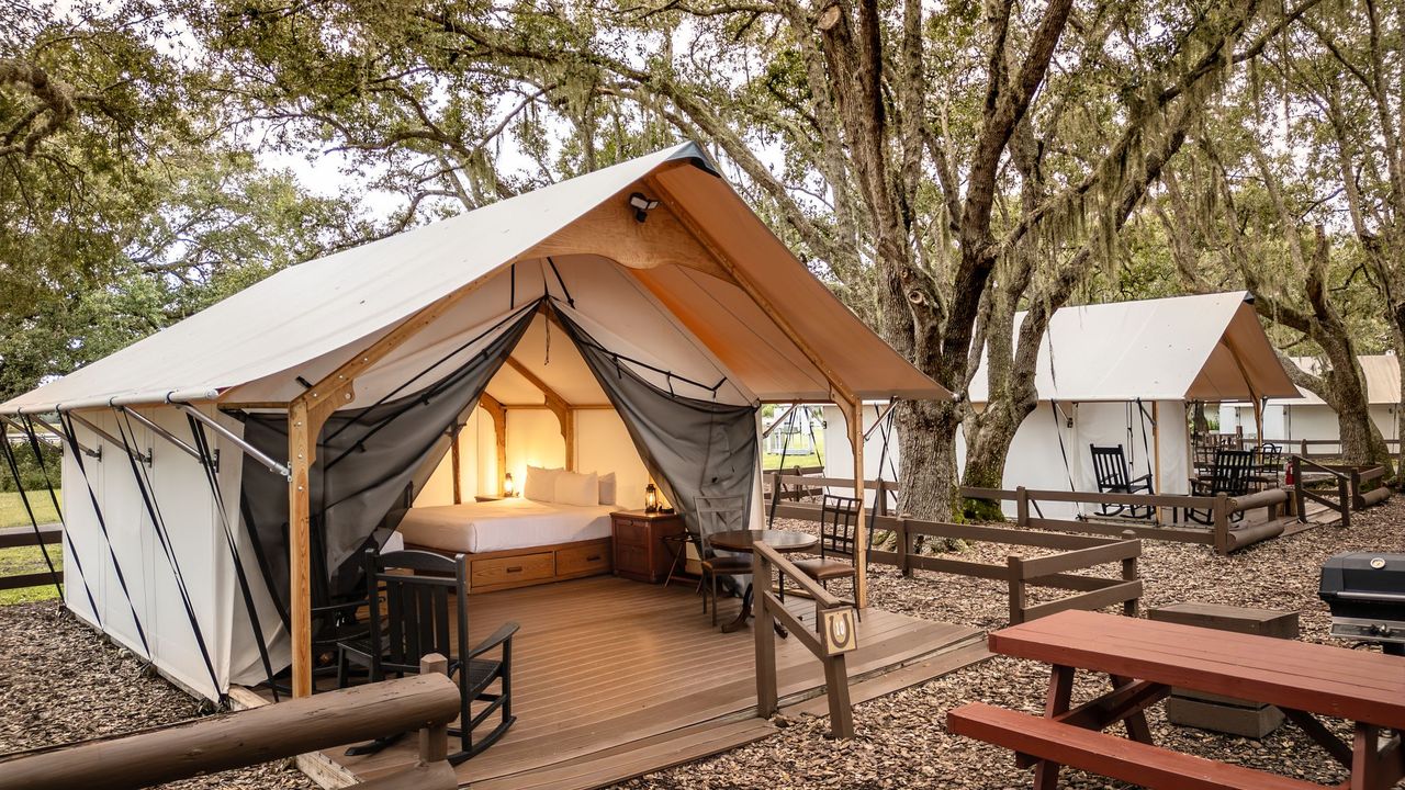 🌹 The Luxe Lonestar – Queen Bed